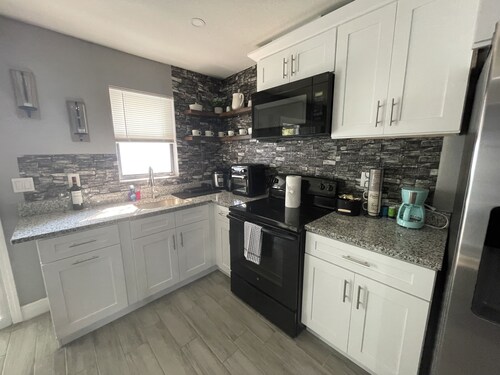 The perfect place very close to downtown and beaches! PETS ARE WELCOME!!