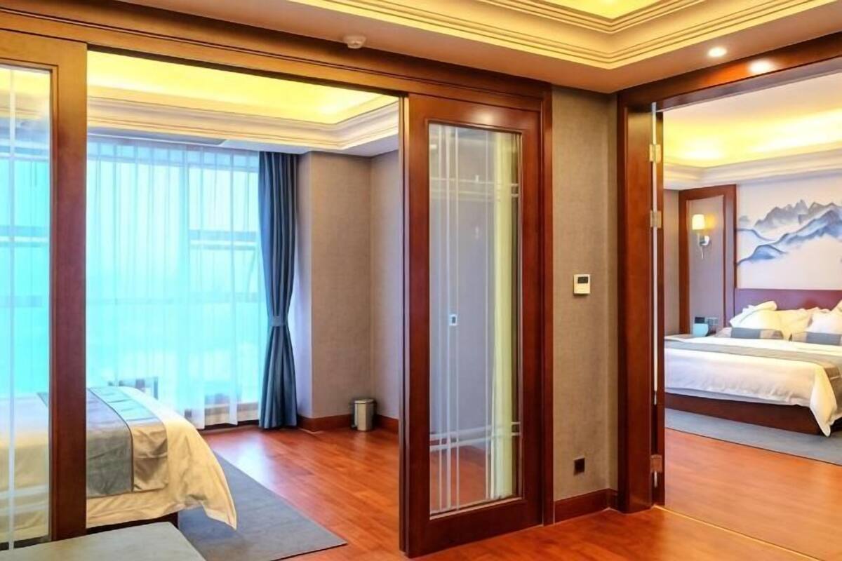 Una habitación de hotel con cama, escritorio y vistas al exterior.