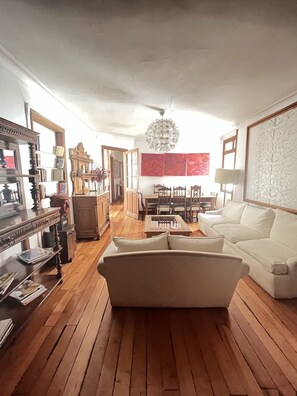 Televisi layar datar 32-inci dengan saluran TV kabel dan TV