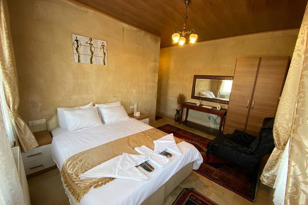 Desk, laptop workspace, free WiFi, bed sheets