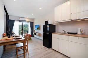 Réfrigérateur, micro-ondes, plaque de cuisson, bouilloire électrique