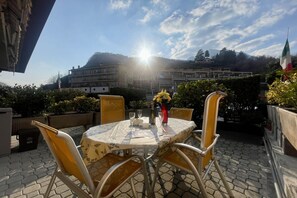 Outdoor dining - Casa del Limone, Menaggio, Italy (Menaggio)
