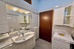 Combined shower/bathtub, hair dryer, bidet, towels