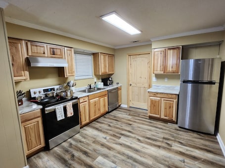 Private kitchen. S2. Lakeside home in Historic Scottsboro
