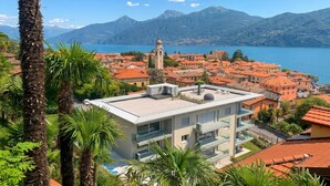 Une ville côtière dotée d’un imposant clocher d’église, de bâtiments modernes et offrant une vue dégagée sur le lac.