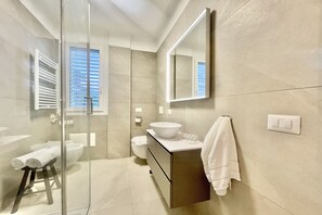 Shower, hair dryer, bidet, towels - Modern House Apartment 1, Menaggio, Italy (Menaggio)