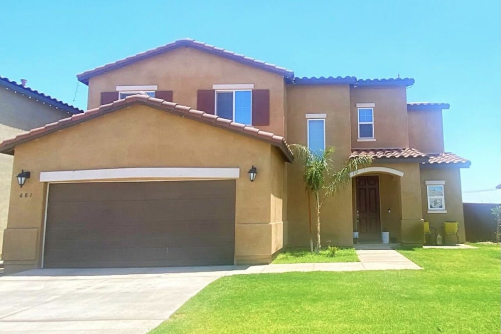 Las Lomas Home/3 Bedroom Home/2.5 bath/ Big Patio