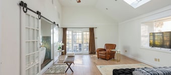 1 Bedroom English Country Suite with Soaking Tub and Pool By NYC train