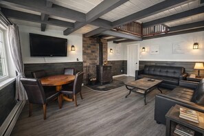 Tv, eldstad, tv-spel och dvd-spelare