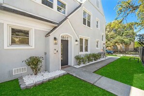 Exterior - Lux Comfortable Modern 1bed 1ba (Houston)