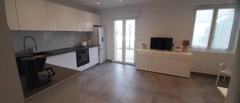 Réfrigérateur, micro-ondes, four, plaque de cuisson