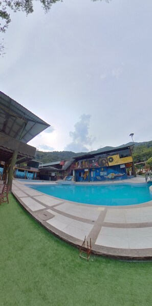 15 outdoor pools
