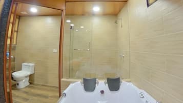 Cubrecamas, colchones con pillow-top, muebles diferentes y escritorio