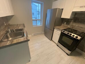 Jääkaappi, mikroaaltouuni, liesi