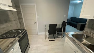 Refrigerador, microondas, placa de cocina