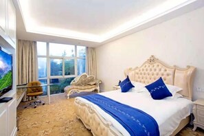 A bedroom with a large bed, a television, and a window with curtains. - Taizhou Taishan Business Hotel (Taizhou)