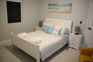 4 bedrooms, iron/ironing board, bed sheets - Casa Sevilla, heated pool, sleeps 9, 4/3 (Cape Coral)