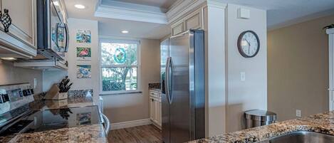 冷蔵庫、電子レンジ、オーブン、コンロ