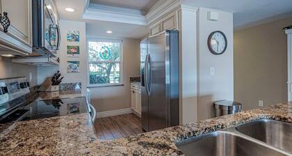 Cozy 2 Bed 2 Bath Waterfront Condo SE Cape Coral only 20 min to Ft Myers Beach