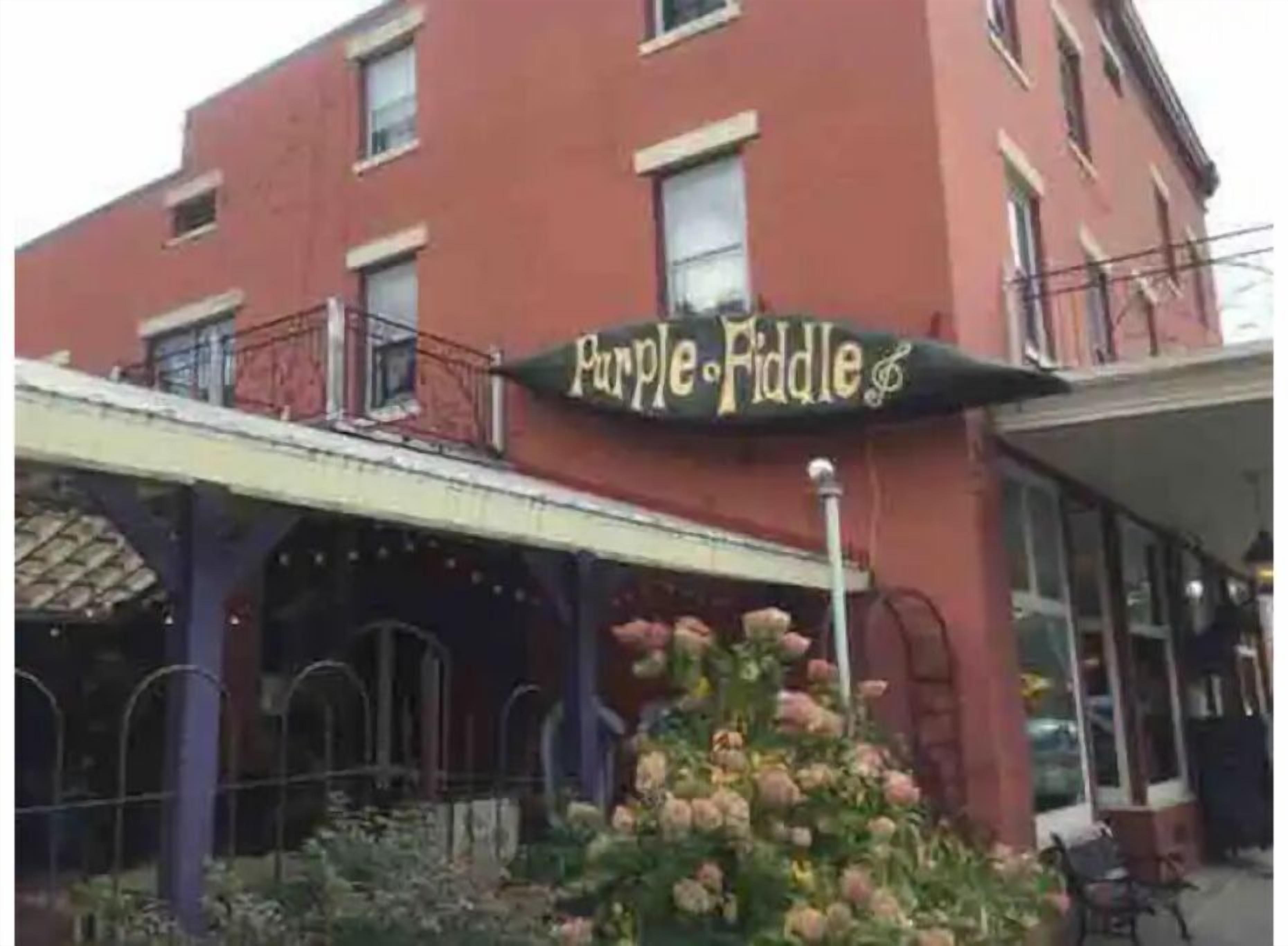 Um edifício com uma placa indicando "Purple Fiddle".