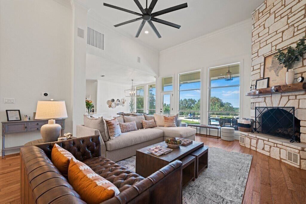 Pickett Place at Twelve K Ranch: Sleeps 14 + Pool, Arcade on 25 Private acres!