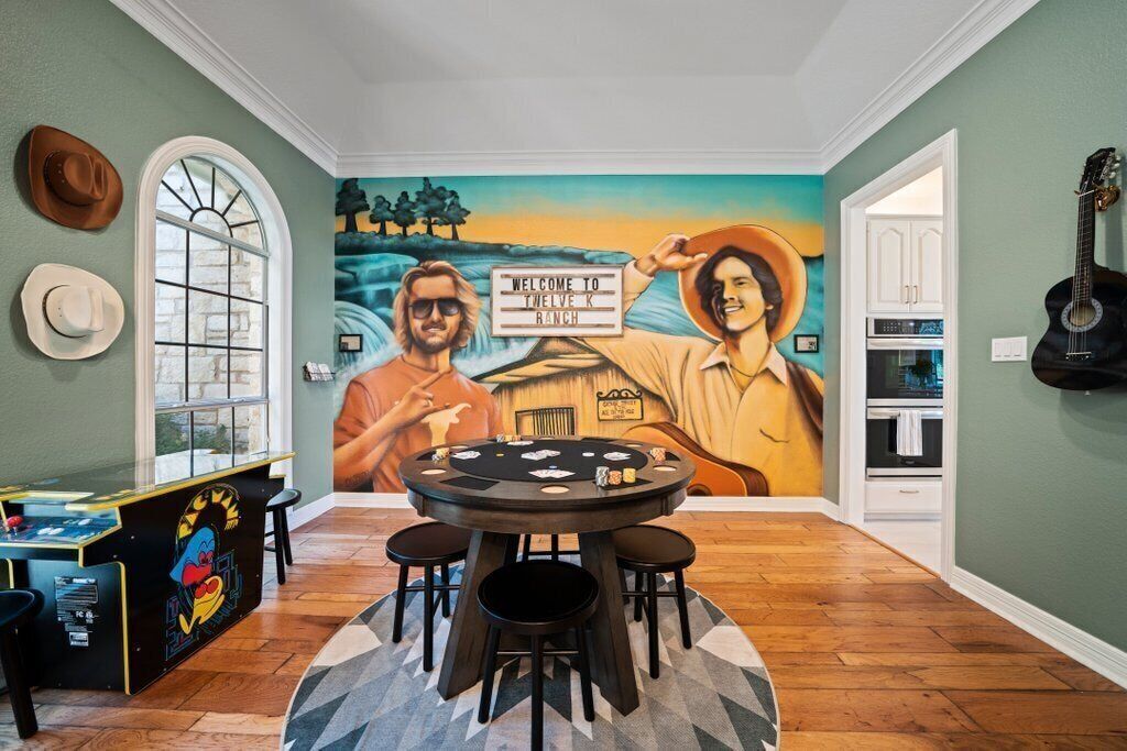 Pickett Place at Twelve K Ranch: Sleeps 14 + Pool, Arcade on 25 Private acres!