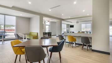 Bao gồm bữa sáng buffet hàng ngày