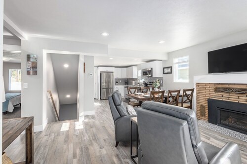 Spacious 5BR Home Mins to Downtown