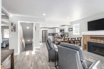 Spacious 5BR Home Mins to Downtown