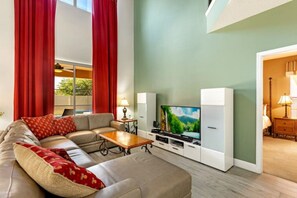 Smart TV - Solana Family Villa: 6 Bdr Large Pool, Spa (Davenport)