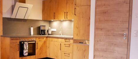 Geschirrspüler, Hochstuhl, Esstisch