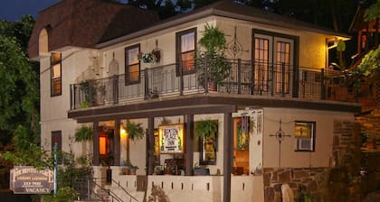 Benton Suite, Jacuzzi, kitchen, Balcony, Only place with PARKING right downtown.