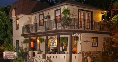 Benton Suite, Jacuzzi, kitchen, Balcony, Only place with PARKING right downtown.