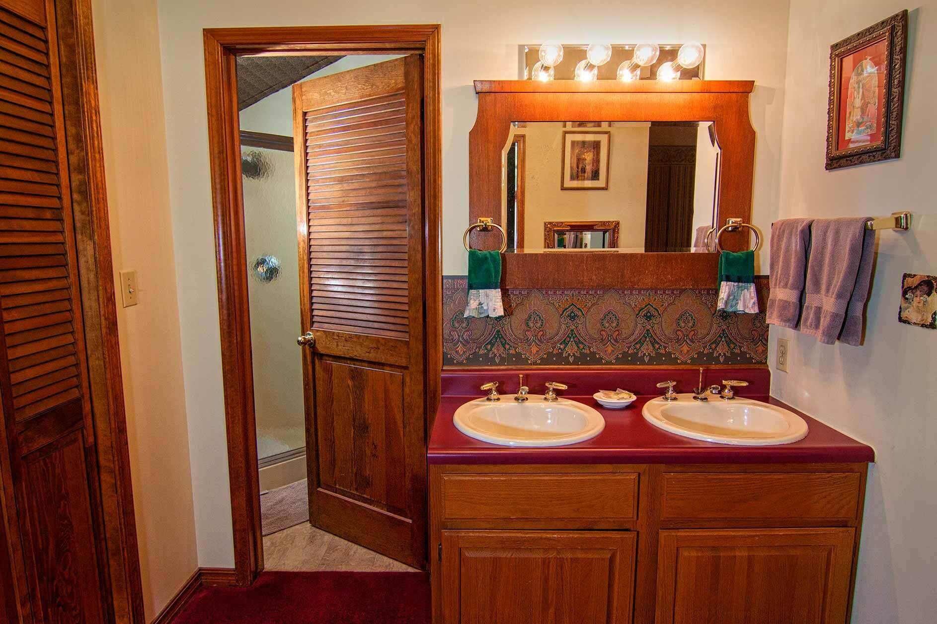 Benton Suite, Jacuzzi, kitchen, Balcony, Only place with PARKING right downtown.