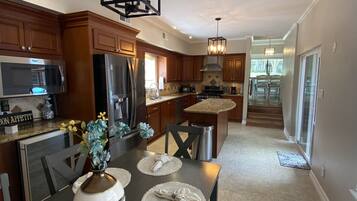 Réfrigérateur, four à micro-ondes, un four, surface de cuisson