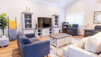 Téléviseur connecté, table de baby-foot, table de ping-pong, livres