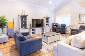 Smart TV, foosball, table tennis, books - Entertaining GAME Room: 4 Bedroom Home: Lake Conroe: Pet Friendly (Montgomery)