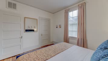 1 bedroom, desk, iron/ironing board, WiFi