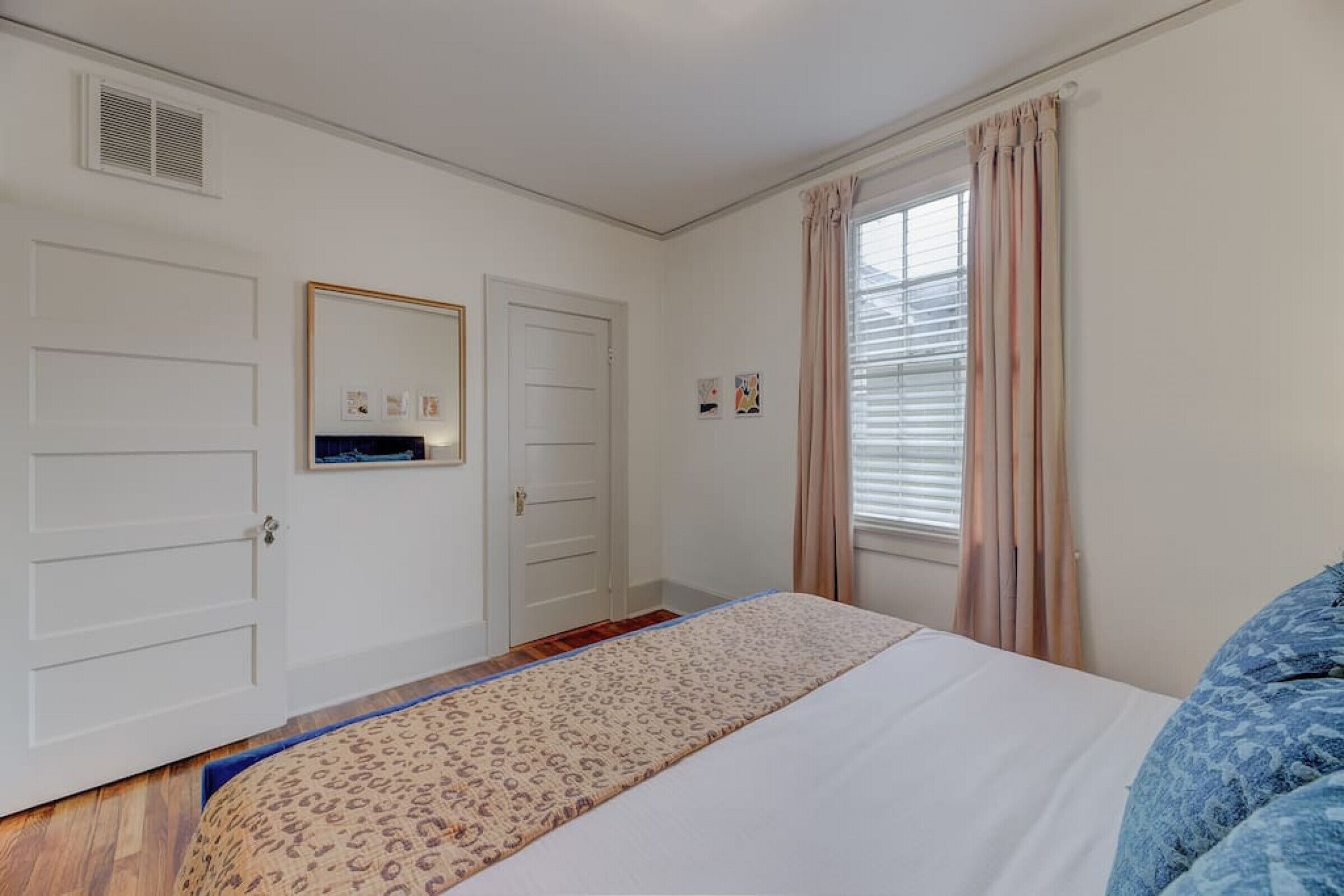 1 habitación, escritorio, tabla de planchar con plancha y wifi 