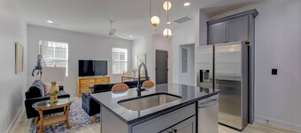 6 King BRs w/ SmartTVs | Across from Township