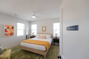 6 makuuhuonetta, työpöytä, silitysrauta/-lauta, vauvan matkasänky