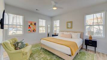 6 soverom, skrivebord, strykejern/-brett og reiseseng for barn