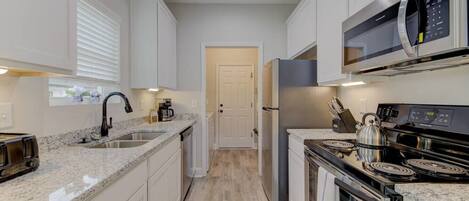 Køleskab, mikrobølgeovn, ovn, kogeplade