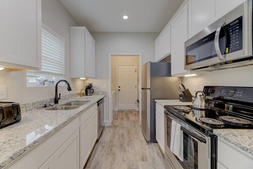 Cayce Sister Houses | Sleeps 14 | Mins to CAE