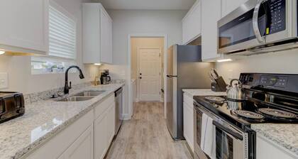Cayce Sister Houses | Sleeps 14 | Mins to CAE