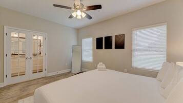 6 bedrooms, desk, iron/ironing board, travel cot