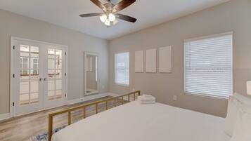 6 bedrooms, desk, iron/ironing board, travel crib