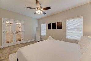 6 habitaciones, escritorio y tabla de planchar con plancha