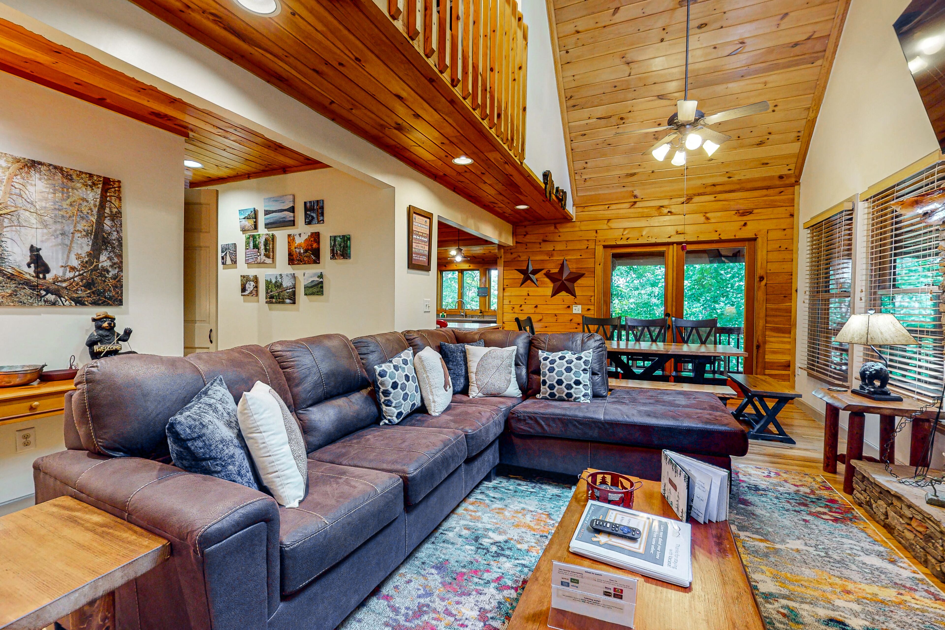 Cabin retreat with private hot tub & natural privacy - close to Blue Ridge