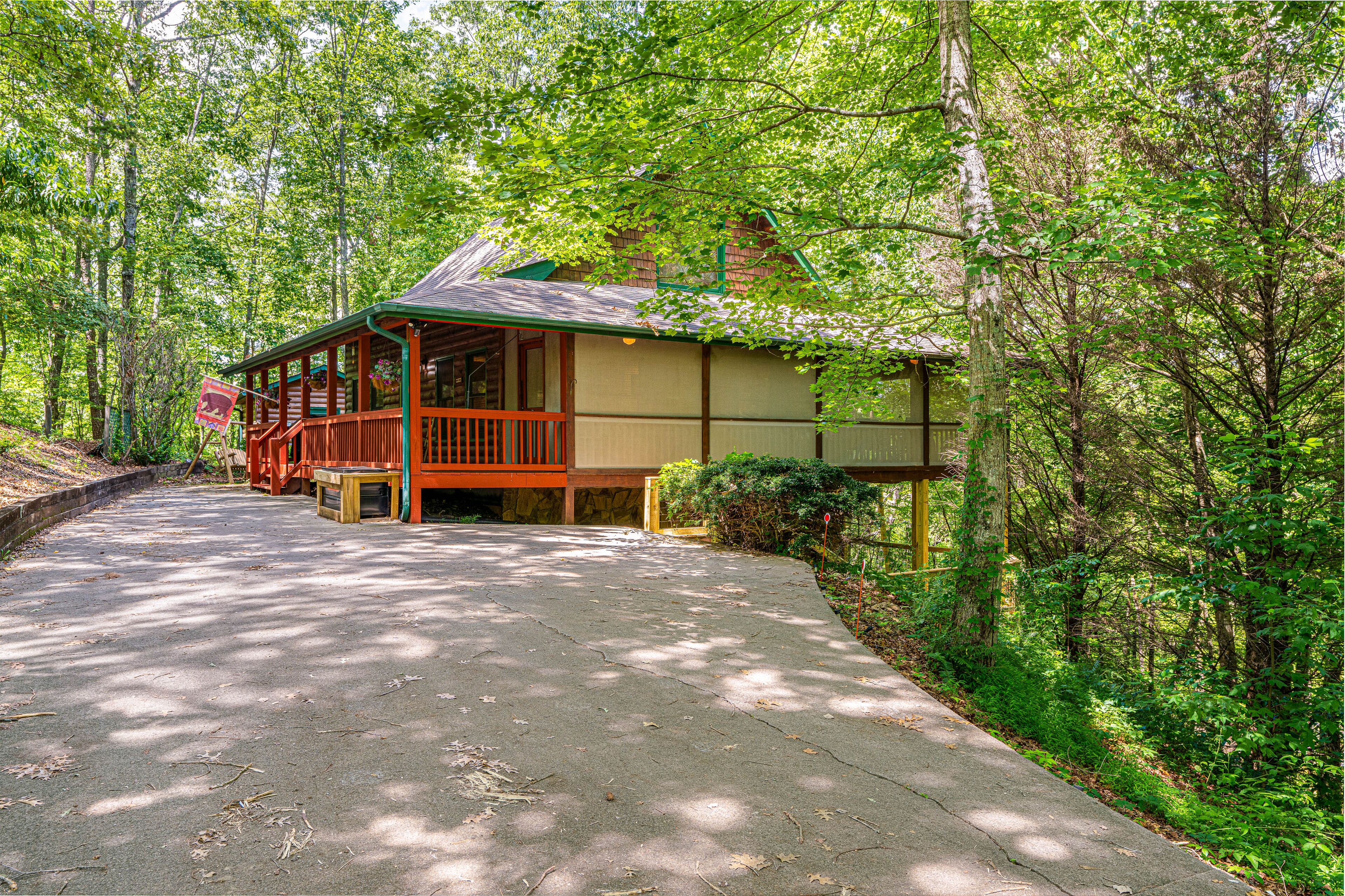 Cabin retreat with private hot tub & natural privacy - close to Blue Ridge